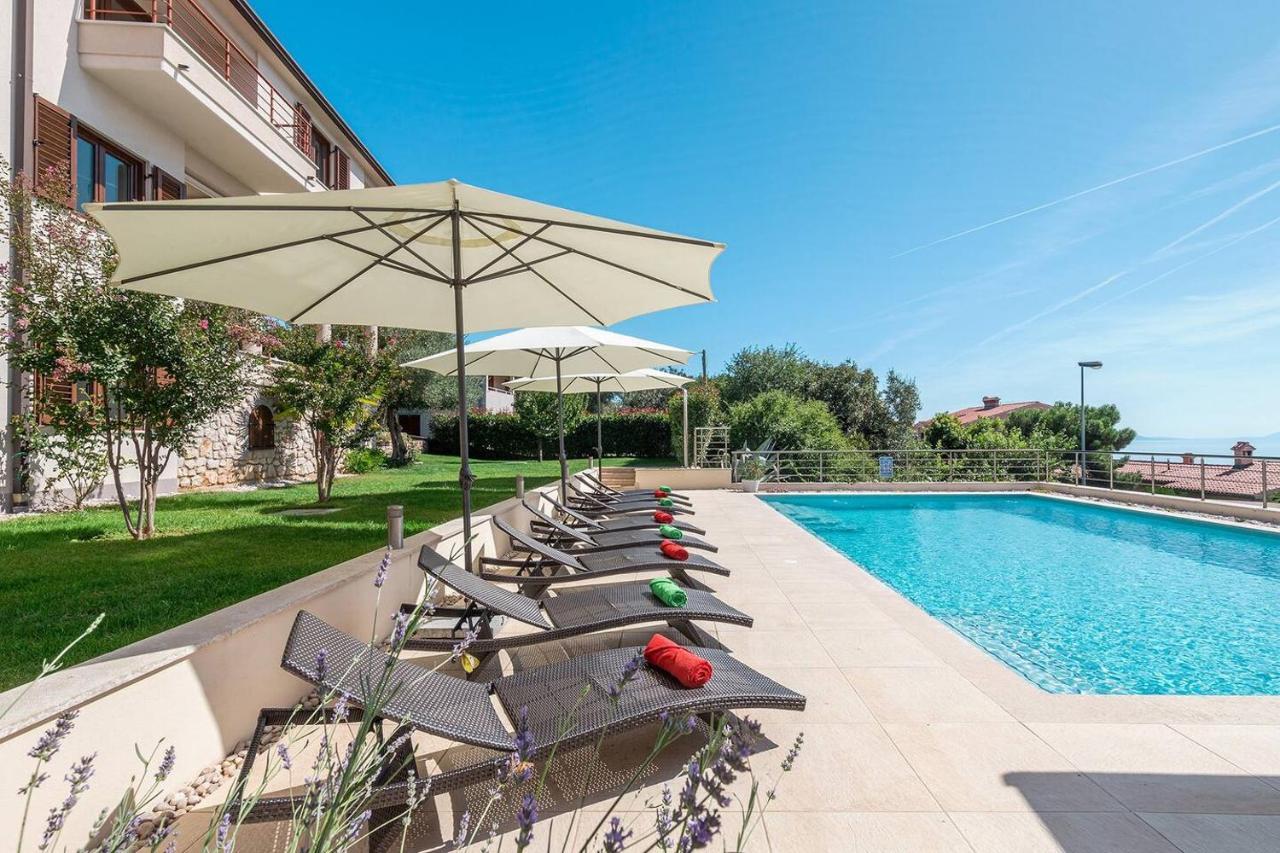 E&T Apartments With A Beautiful Pool Rabac Eksteriør bilde