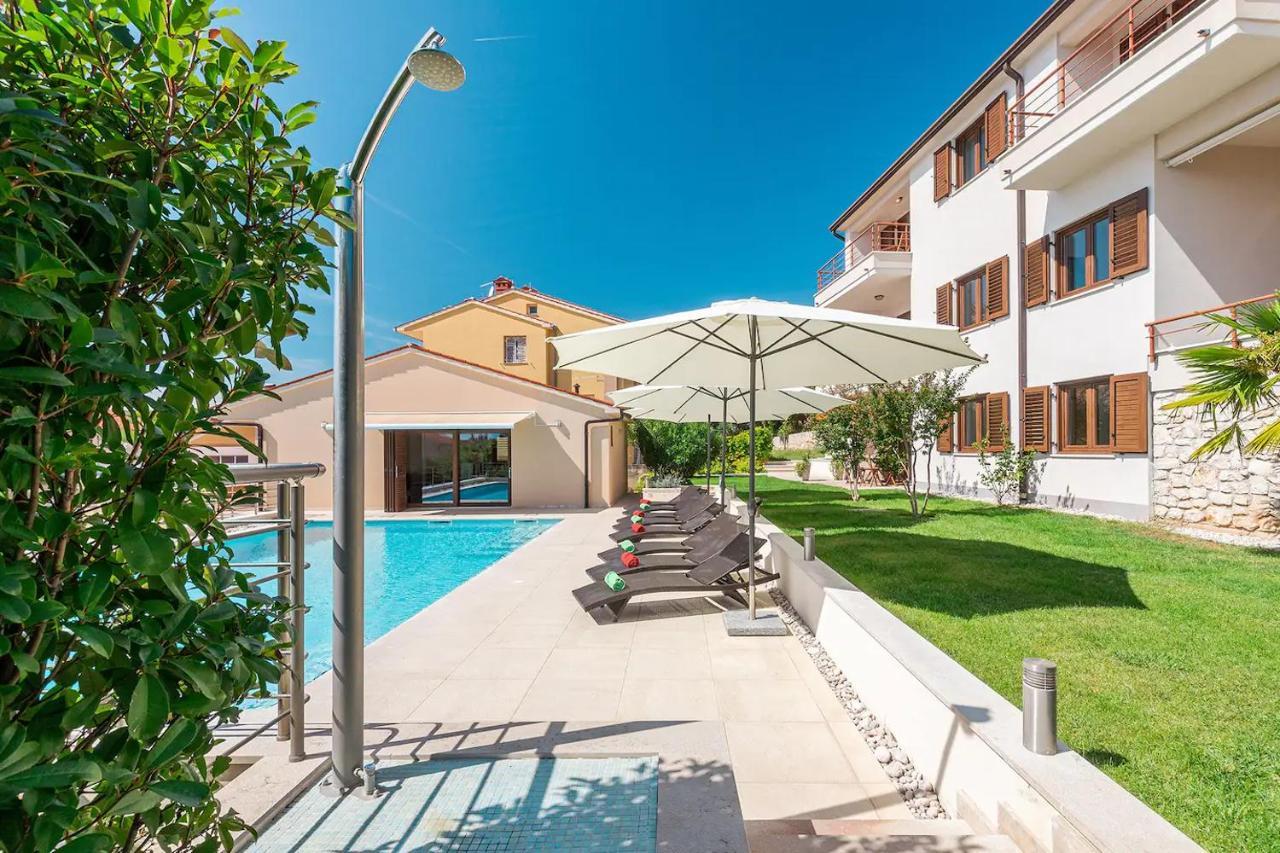 E&T Apartments With A Beautiful Pool Rabac Eksteriør bilde